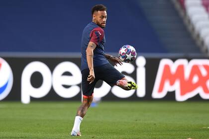 Neymar se divierte en el último entrenamiento antes de la final