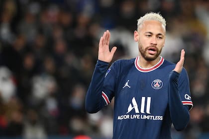 Neymar se lamenta tras una tapada del arquero Bernardoni