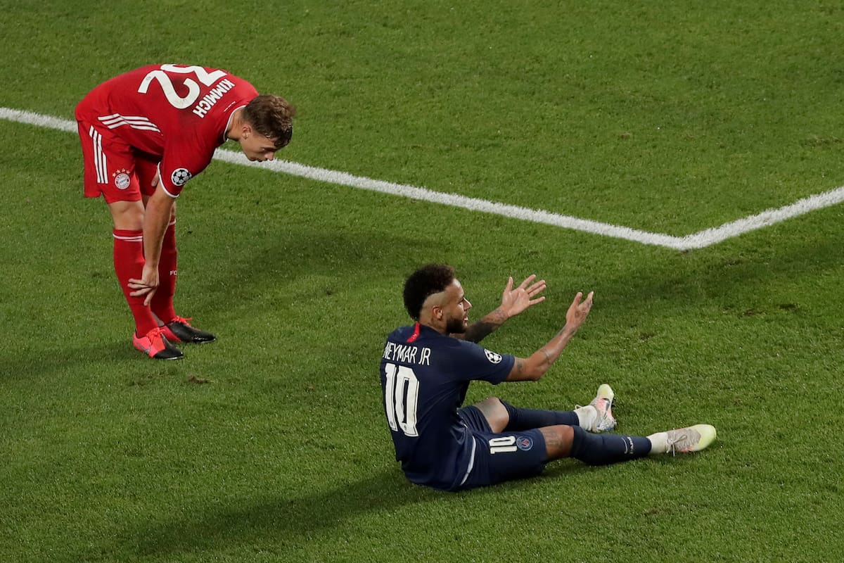 Neymar se queja de una nueva falta de Kimmich; el delantero de PSG fue de mayor a menor y terminó sin chances de desequilibrio; el lateral derecho de Bayern Munich arrancó dando ventajas, pero luego fue protagonista con la asistencia en el gol de Coman