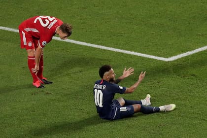 Neymar se queja de una nueva falta de Kimmich; el delantero de PSG fue de mayor a menor y terminó sin chances de desequilibrio; el lateral derecho de Bayern Munich arrancó dando ventajas, pero luego fue protagonista con la asistencia en el gol de Coman