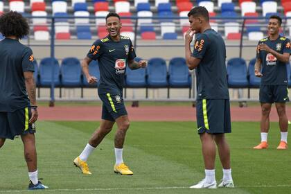 Neymar sonrie en un entrenamiento de Su equipo en Sotchi