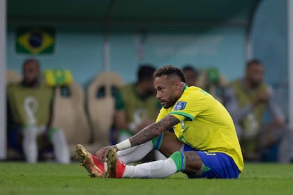 Neymar sufrió una lesión en el tobillo durante el partido de Brasil contra Serbia