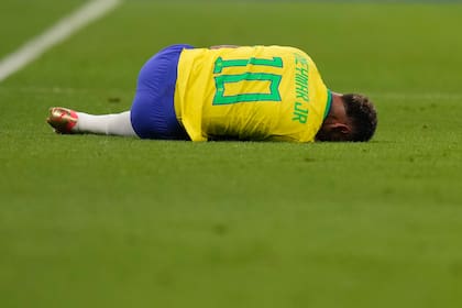 Neymar, tendido sobre el césped durante el juego del Grupo G del Mundial entre Brasil y Serbia, en el estadio de Lusail
