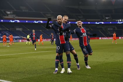Neymar tuvo un partido brillante y fue autor de un hat-Trick. PSG se metió en los octavos de final de la Champions league