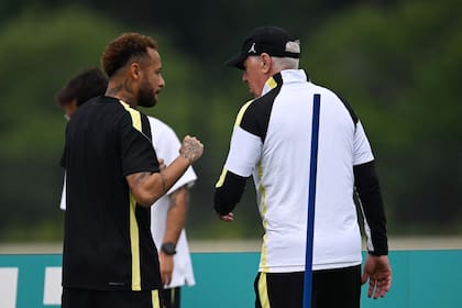Neymar y Ancelotti dialogan durante uno de los entrenamientos en New Jersey (Photo by MAURO PIMENTEL / AFP)