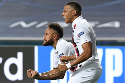 Neymar y Kylian Mbappé celebran el gol de la remontada sobre la hora contra Atalanta, en cuartos de final.