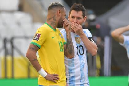 Neymar y Lionel Messi hablan antes del partido suspendido en San Pablo, por las eliminatorias; la relación de amistad y rivalidad de los dos cracks es un ejemplo por seguir; ante Perú, mientras algunos jugadores argentinos hacían pasecitos cortos, el 10 jugó siempre hacia adelante.