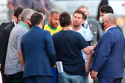 Neymar y Lionel Messi, los capitanes de Brasil y Argentina, discuten con funcionarios de salud brasileños en medio del Arena de San Pablo