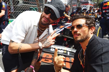 Neymar y Orlando Bloom posan con el auto del piloto neerlandés Max Verstappen que se consagró campeón con su Red Bull RB 19.