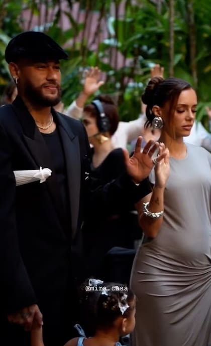 Neymar y su pareja durante la ceremonia realizada en San Pablo
