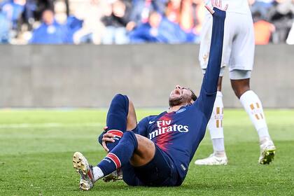 Neymar y un gesto típico: su exclamación por haber recibido un golpe.