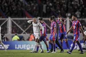Neymar y varios jugadores de San Lorenzo; fue la segunda vez que el brasileño jugó una competencia de clubes en la Argentina