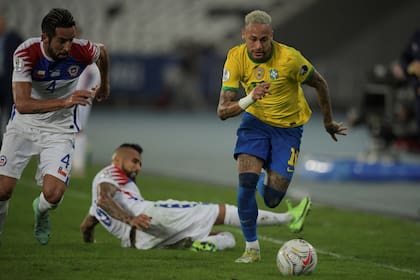 Neymar ya se escapó de Vidal y busca evadir la marca de Mauricio Isla; el habilidoso delantero de Brasil busca un nuevo título para la Canarinha