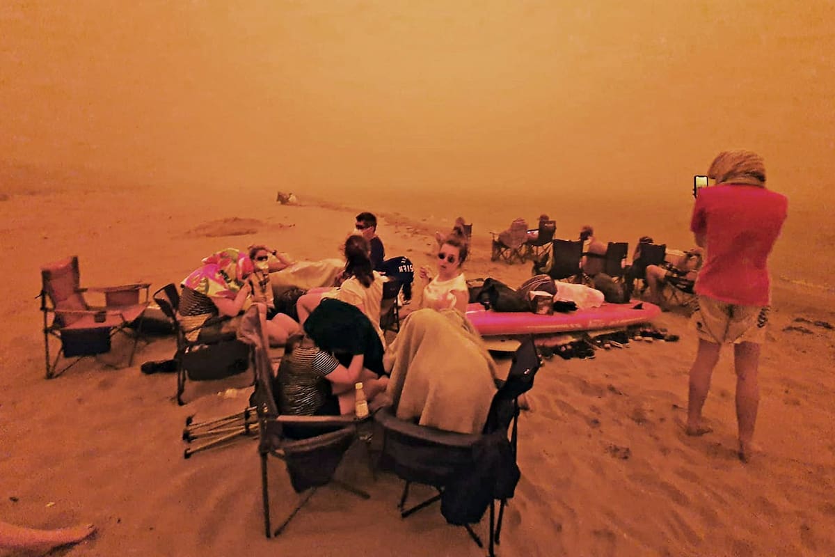 nfierno en Australia: rescatan de las playas a personas atrapadas por el fuego