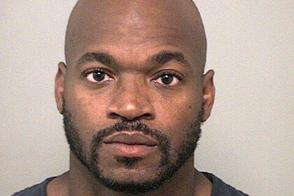 NFL: Adrian Peterson arrestado en suburbio de Houston por cargos de conducir ebrio y armas