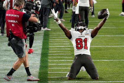 Antonio Brown celebra; Tampa Bay consiguió una enorme victoria en su casa