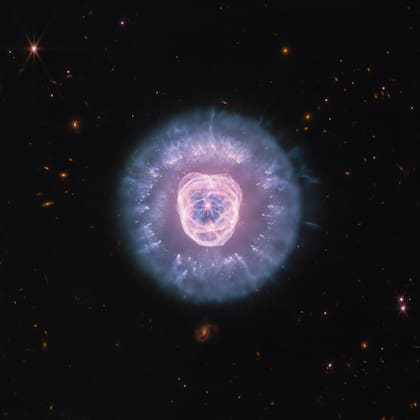 NGC 2392 se encuentra a unos 5000 años luz de la Tierra y pertenece a la constelación de Géminis
