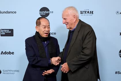 Nguyen Thanh Nghe, a la izquierda, y Carl Robinson asisten al estreno de "The Stringer" el sábado en Park City, Utah
