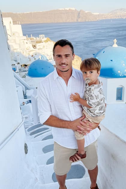 Ni bien terminó la gira europea de los Pumas, el jugador armó las valijas y, junto a su familia, dejó París para desembarcar en Grecia.