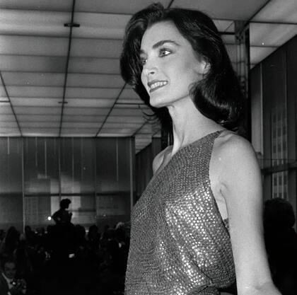 Ni ella ni sus tormentadoras anticipaban lo que sucedería unos pocos años más tarde. Aquí, a los 15 años, Paulina desfila en la pasarela de Prêt-à-Porter de Halston
