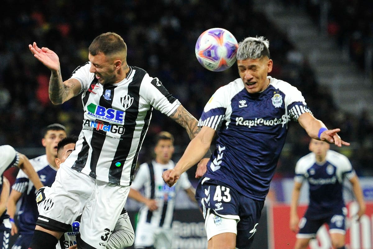 Ni Eric Ramírez ni todo Gimnasia: la pelota por el aire, el Lobo, por el piso