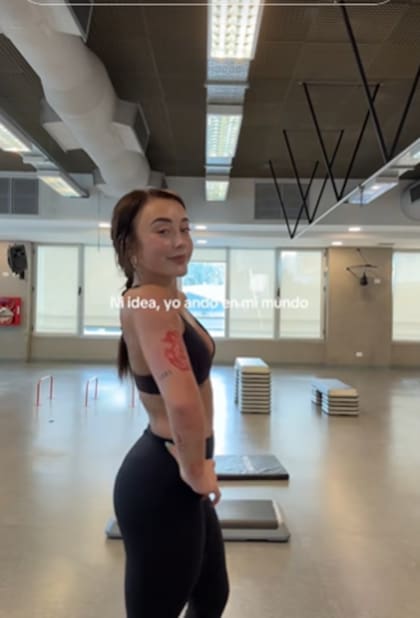 "Ni idea, yo ando en mi mundo", expresó Tuli Acosta en medio de las versiones de que sería la tercera en discordia en la separación de La Joaqui y Luck Ra (Foto: TikTok @tuli_acosta)