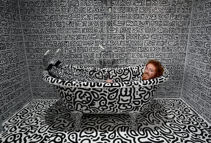 Ni la bañera se salvó de los garabatos de Mr Doodle