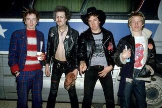 La historia del disco de los Sex Pistols que estremeció a la monarquía y a la sociedad británica