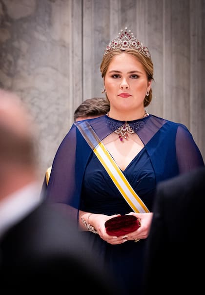 Ni siquiera la capa que llevó en sus hombros logró opacar el brillo de su espectacular collar de rubíes. El accesorio que completó su look fue un clutch de Natan que le prestó su madre.