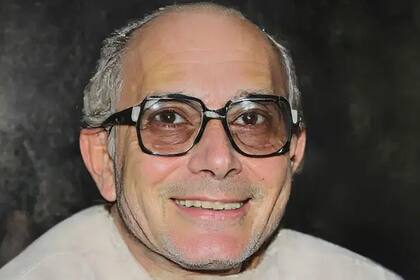 Ni siquiera su esposa supo, hasta después de su muerte, su verdadera identidad. (Versión coloreada con IA de una foto de Refaat Al-Gammal en los 70s)