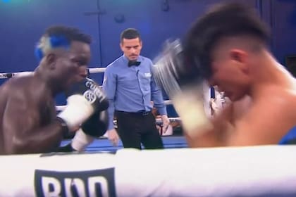 Niang metió un derechazo terrible que resolvió su pelea con Agustín Chávez