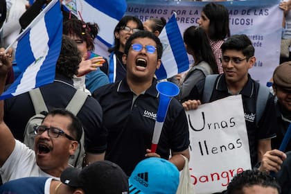 Nicaragüenses opositores al gobierno de Daniel Ortega, durante una marcha en Costa Rica para exigir la liberación de los presos políticos, en noviembre de 2022.
