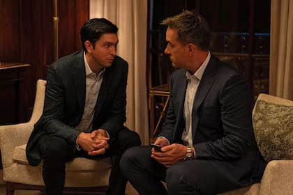 Nicholas Braun y Matthew McFayden en una escena de la cuarta temporada de Succession
