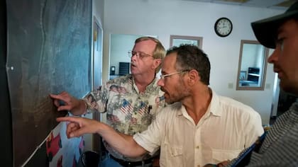 Nicholas Pinter y Dennis Knobloch revisan un mapa de Valmeyer en 2018