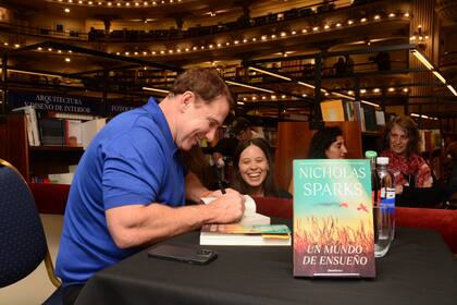 Nicholas Sparks firmó ejemplares en El Ateneo Grand Splendid a unos doscientos fans locales