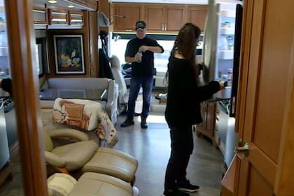 Nichole Hutchinson vive con su padre en una casa rodante luego de ser estafada en una supuesta inversión de criptomonedas en la que perdió US$390.000