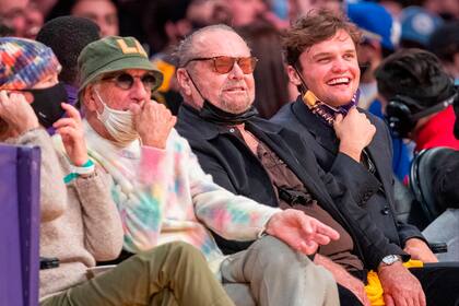 Nicholson, junto a su hijo, viendo a los Lakers, tras más de un año de estar fuera de la esfera pública