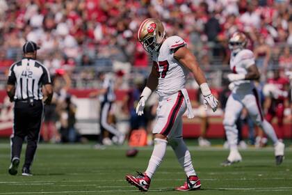 Nick Bosa de los 49ers sale lesionado ante Cardinals y manda señal de desaprobación a la tribuna