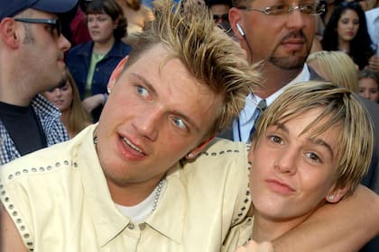 Nick Carter junto a su hermano Aaron en los Teen Choice Awards en 2001 en Los Ángeles