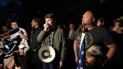 Nick Fuentes, Alex Jones y Ali Alexander durante un mitin de "Detengan el Robo", líderes de manifestaciones de extrema derecha y locutores en la Mansión del gobernador en Georgia el 19 de noviembre de 2020