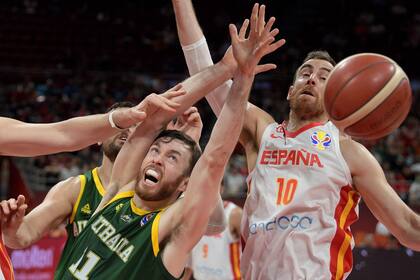 Nic Kay pelea la pelota con Victor Claver, en el duelo entre Australia ante España