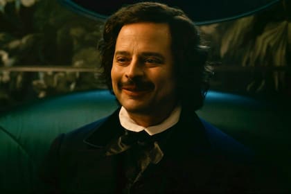 Nick Kroll como Edgar Alan Poe en una escena de Dickinson, disponible en Apple TV+