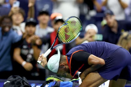 Nick Kyrgios destrozando una raqueta tras quedar eliminado en los cuartos de final del US Open, al perder con el ruso Karen Khachanov