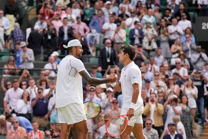 Nick Kyrgios (izquierda) saluda a Cristian Garín tras derrotarle en los cuartos de final del Wimbledon, el miércoles 6 de julio de 2022. (AP Foto/Alberto Pezzali)