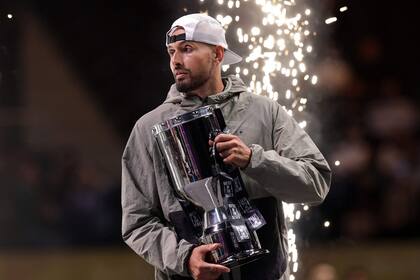 Nick Kyrgios posa con el trofeo que recibió por ganar la "Batalla de los Sexos 2025" (Photo by Christopher Pike / POOL / AFP)
