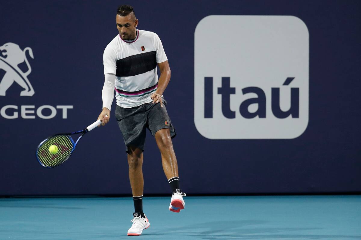 Nick Kyrgios sacando "de abajo" ante Dusan Lajovic