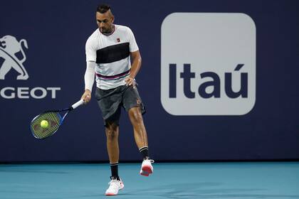 Nick Kyrgios sacando "de abajo" ante Dusan Lajovic