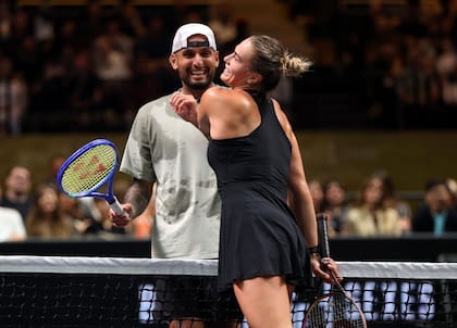 Nick Kyrgios y Aryna Sabalenka, a pura risa durante la Batalla de los Sexos; el duelo no cayó bien en muchos protagonistas del tenis