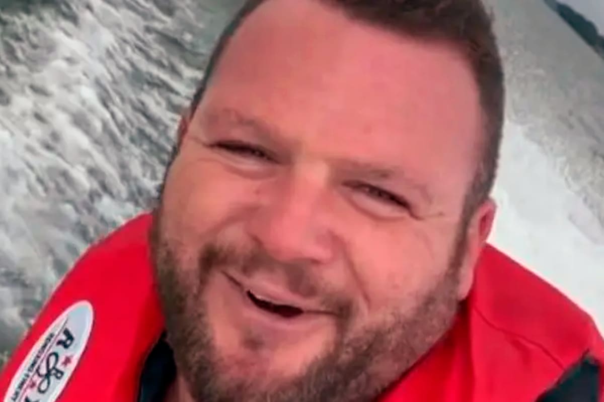 Nick Smith se graba en modo selfie a bordo del jet ski que recibió como regalo de cumpleaños