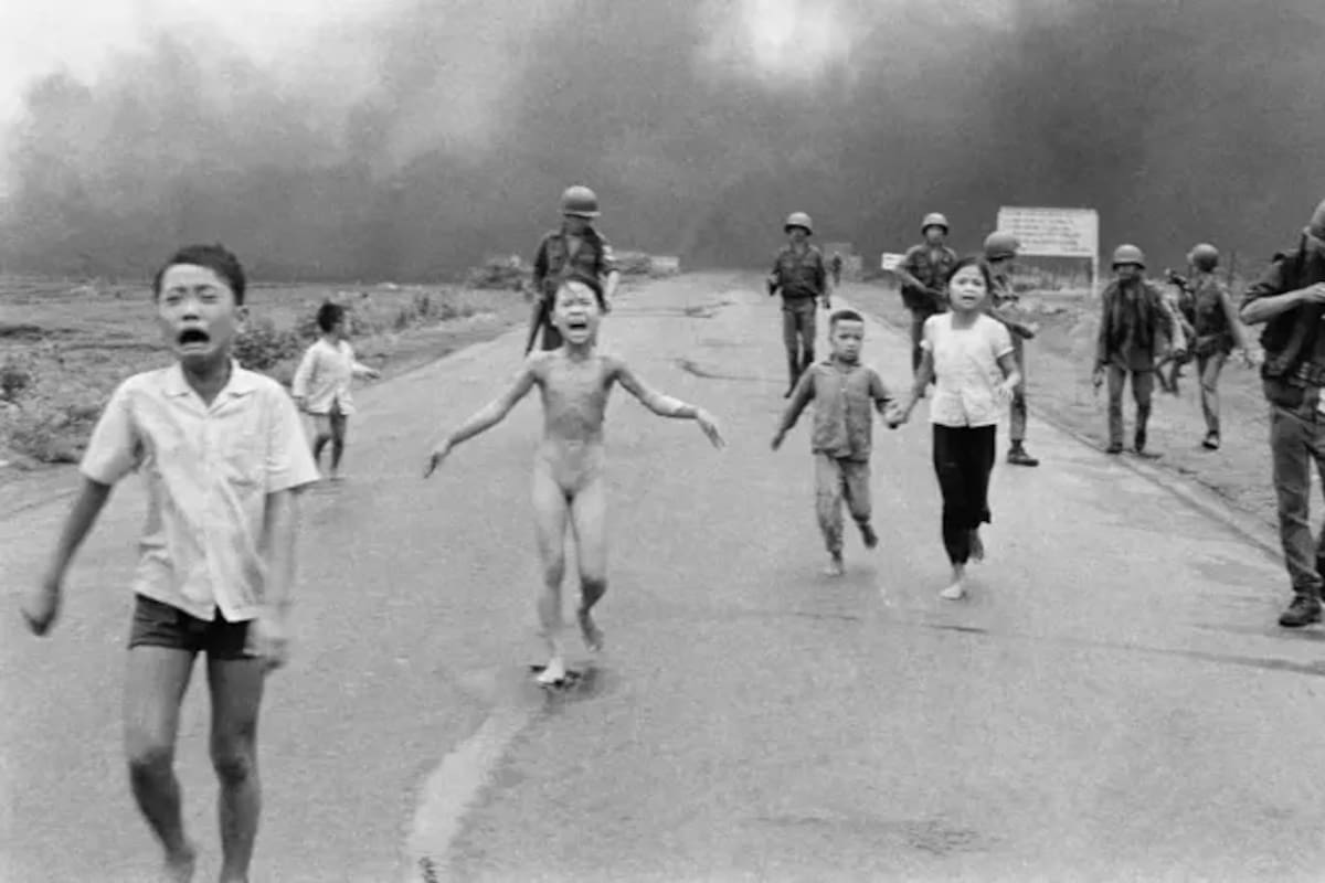 Nick Ut ganó un Pulitzer y otros numerosos premios por la foto llamada "El terror de la guerra", conocida popularmente como "La niña del napalm". En el centro se ve a Kim Phuc, de 9 años